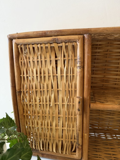 Rotan kastje met deurtjes