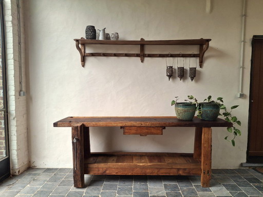 Hermoso banco de trabajo restaurado