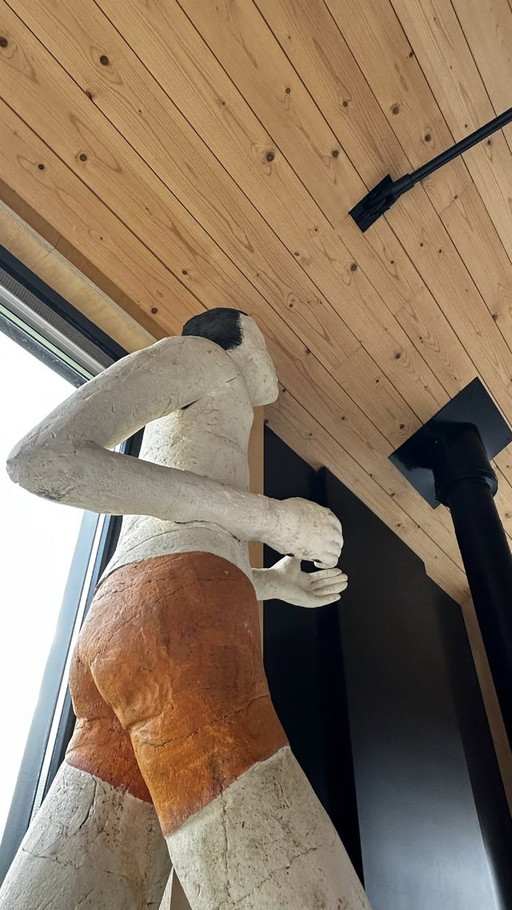 Mehr als die große, einzigartige Keramikskulptur von Sjer Jacobs (217 cm)