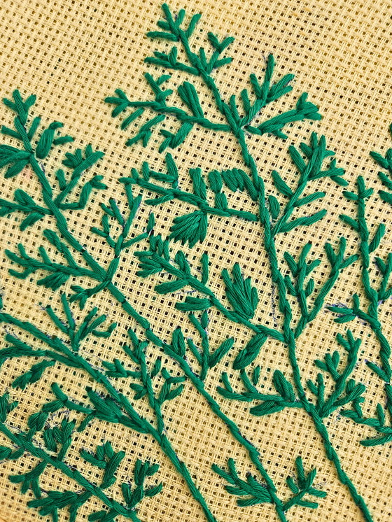 Image 1 of Art mural de la carotte brodée à la main - Cercle de laine et de fil (27 cm)