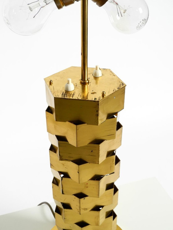 Image 1 of Einzigartige große Messing-Tischlampe aus den 1960er Jahren von den Vereinigten Werkstätten mit beleuchtetem Sockel
