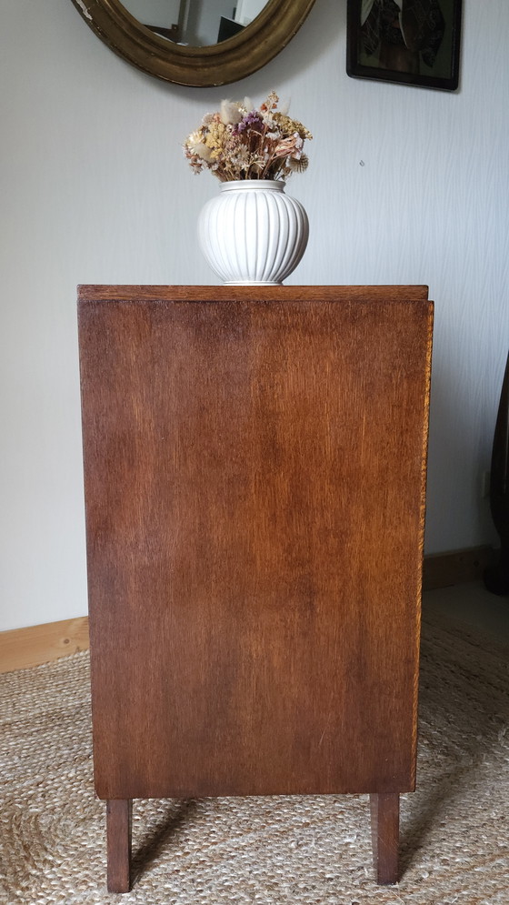 Image 1 of Mobiletto basso vintage con ante in vetro e gambe a compasso