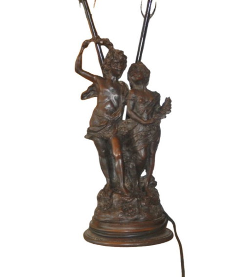 Lampada da tavolo Art Nouveau placcata in bronzo, firmata, alta circa 60 cm.