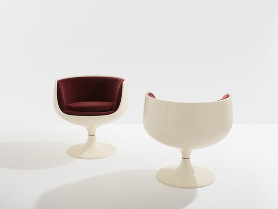 Image 1 of Eero Aarnio paar cognackleurige stoelen van glasvezel en alpacafluweel, 1967