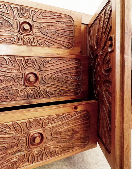 Image 1 of Brutalistisch dressoir van massief hout met twee deuren en drie laden - Tweede helft van de 20e eeuw.