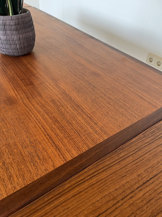 Image 1 of Table de salle à manger vintage en teck restaurée