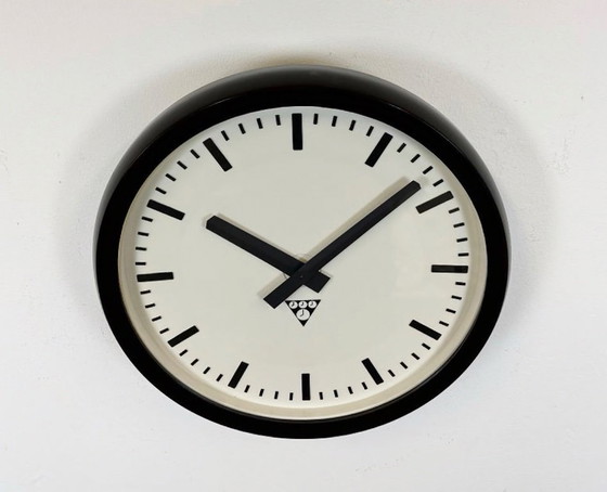 Image 1 of Orologio da parete industriale in bachelite di Pragotron, anni '70