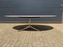 Mesa de comedor ovalada original Florence Knoll (244x137cm) Carrara