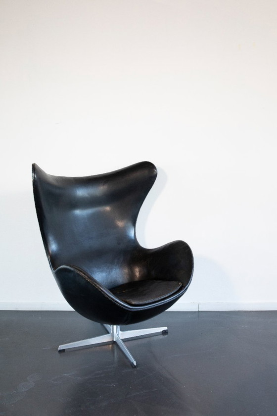 Image 1 of Arne Jacobsen – Poltrona Egg con pouf – modello 3316 – Fritz Hansen