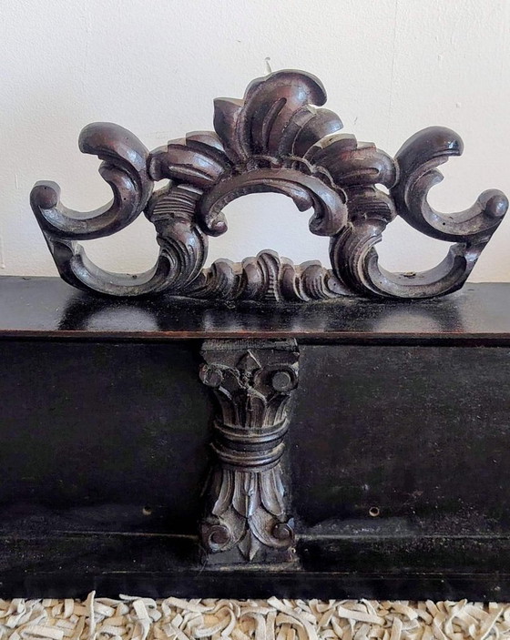 Image 1 of Panneau ancien en bois sculpté représentant un chérubin.