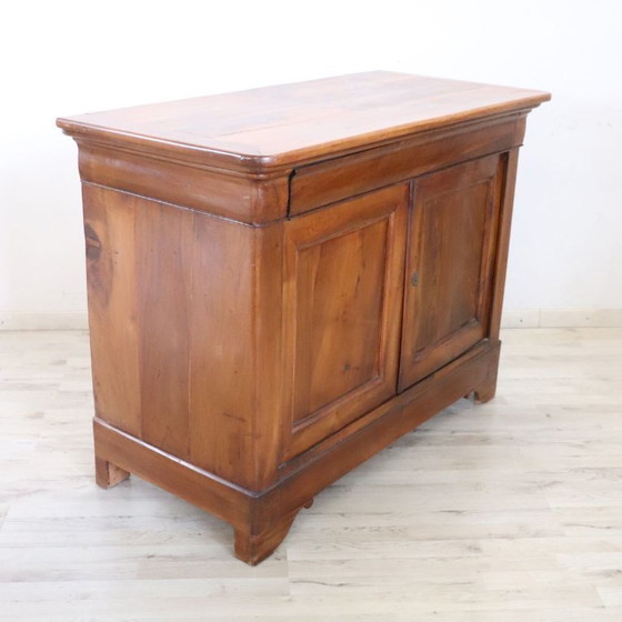 Image 1 of Antiek dressoir van massief walnotenhout, Italië, 19e eeuw.