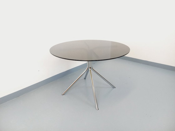 Image 1 of Vintage ronde eettafel van plexiglas, rookglasachtig materiaal en verchroomd metaal, in Space Age-stijl uit de jaren 70.