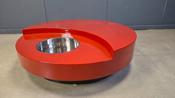 Image 1 of Vintage draaibare salontafel in rode lak van Willy Rizzo, jaren 70.