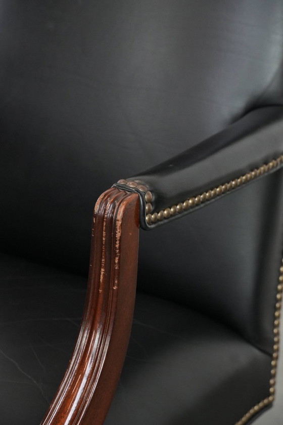 Image 1 of Zwarte rundleren en houten chesterfield bureaustoel in Engelse stijl op wieltjes