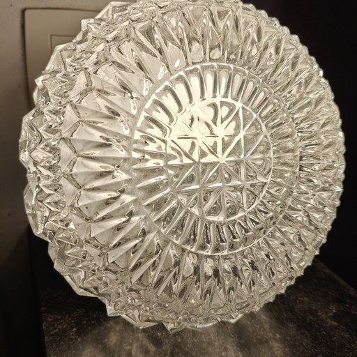 Plafoniera vintage anni '70 con motivo a raggiera in vetro pressato | Montaggio a filo soffitto in vetro pesante