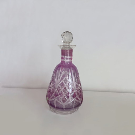 LICORERA O BOTE DE CRISTAL TALLADO DE COLOR LILA