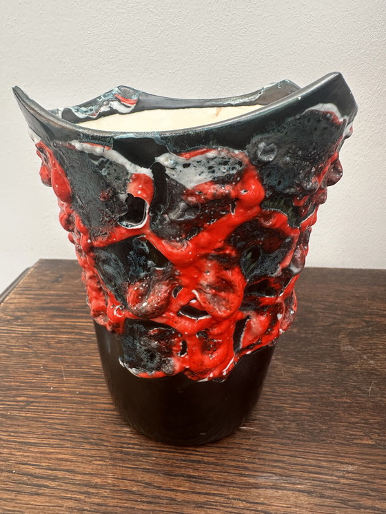 Image 1 of Fat Lava Vaas Rood en Mat Zwart H 17 cm - Toegeschreven aan Vallauris