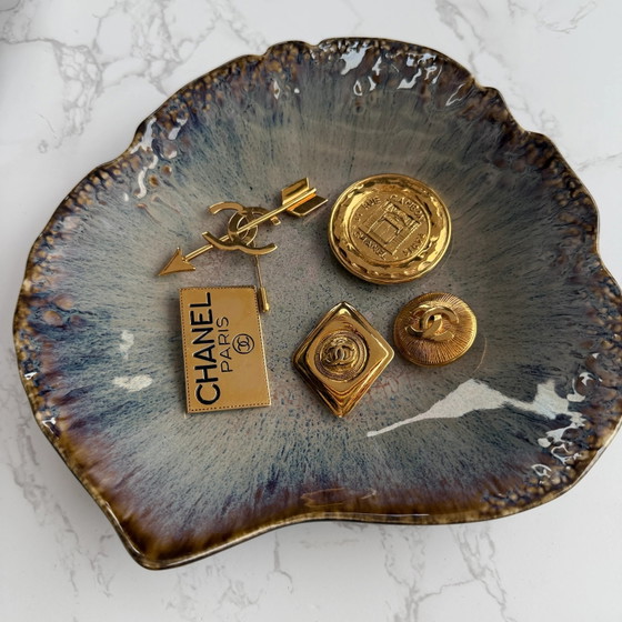 Spilla Chanel vintage Rue Cambon placcata oro – Oggetti decorativi (photo 7 of 7)