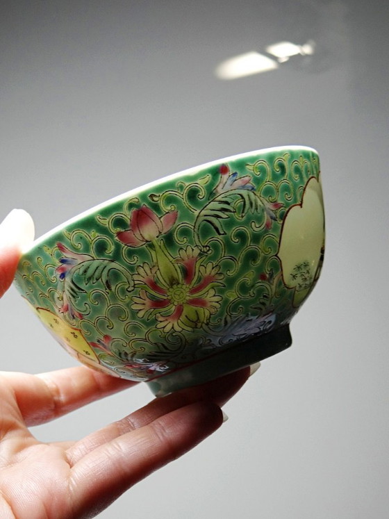 Image 1 of Jingdezhen famille rose fine porcelain Chinese bowl, decorated with ladies, 1960s