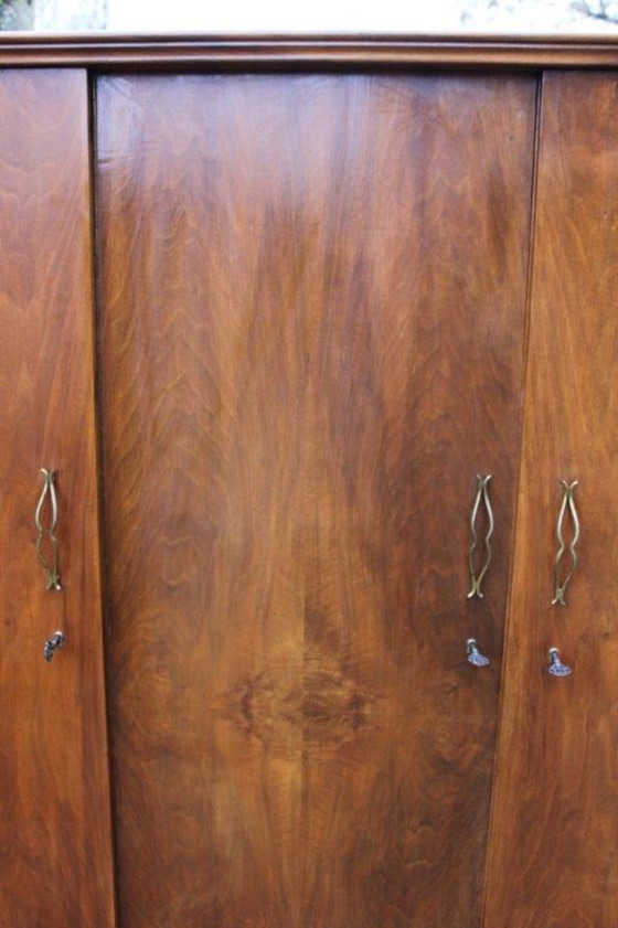 Image 1 of Vintage (jaren 30-50) 3-deurs houten kledingkast, 2x 1/3 leg en 1/3 hang