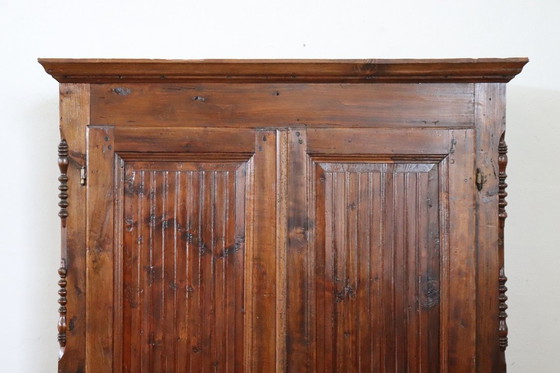 Image 1 of Antico armadio in legno di pioppo massiccio, Italia XIX secolo