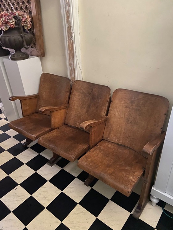 Image 1 of Bioscoopstoelen 3 stukt hout mooie patine