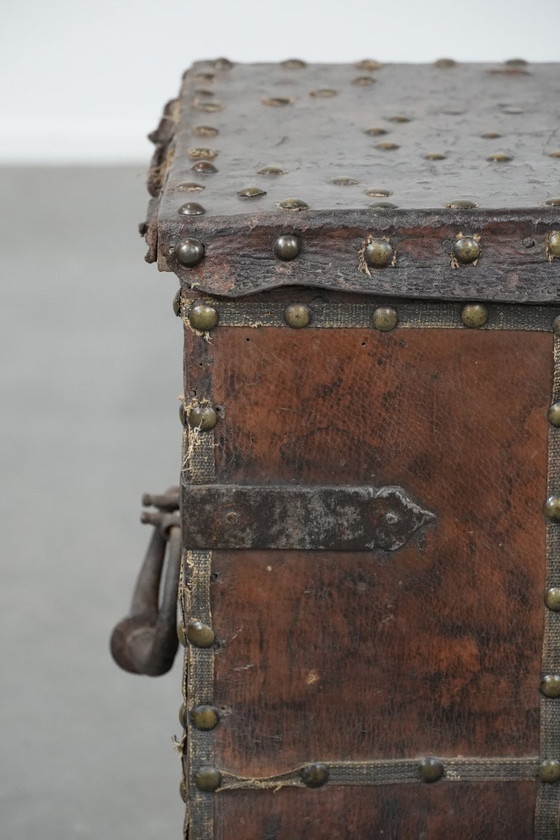 Image 1 of Cofre/caja fuerte antiguo forrado en cuero con llave original y una excelente pátina del siglo XVII.