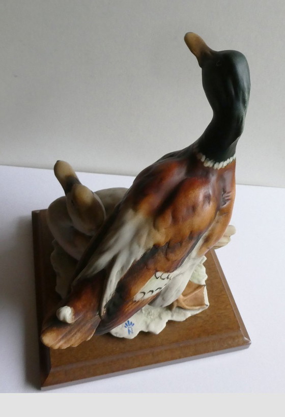 Image 1 of Figura de una pareja de ánades reales, diseñada por Giuseppe Armani, cerámica pintada a mano, base de roble.