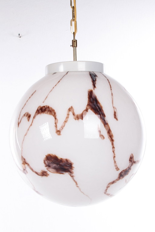 Lampada a sospensione vintage in stile Hollywood Regency con globo in vetro bianco screziato.