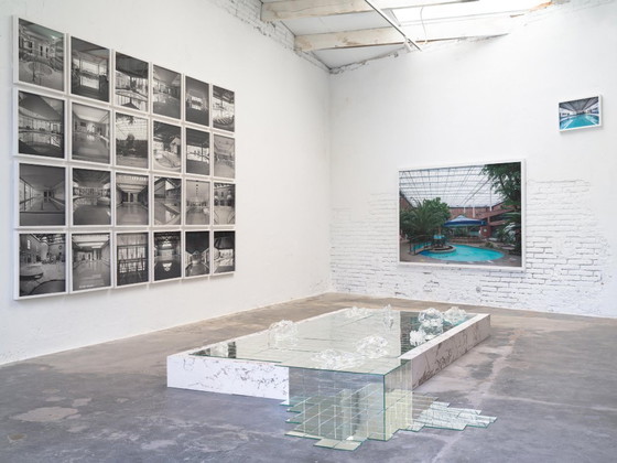 Image 1 of Piscina vuota — fotografia a colori incorniciata 150x200 cm