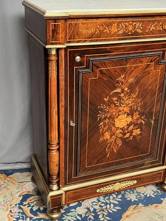 Elegante commode in Napoleon III-stijl met fraai inlegwerk, verguld bronzen beslag en een marmeren blad. (photo 8 of 9)