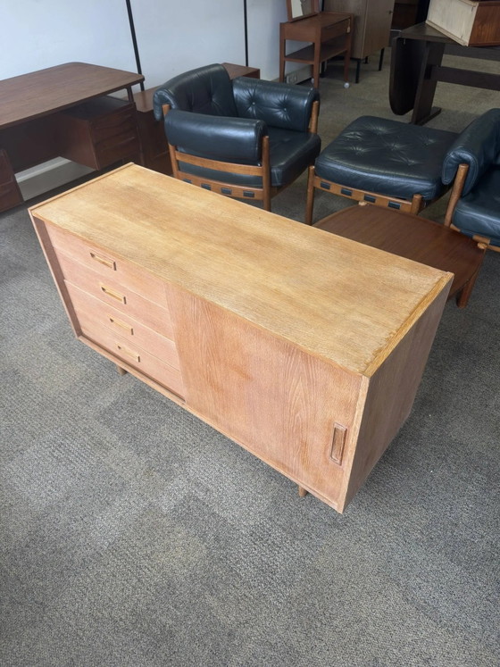 Buffet danois en chêne clair avec porte coulissante et quatre tiroirs. – Armoires de rangement, Vintage (photo 2 of 11)