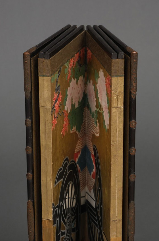 Image 1 of Par de biombos japoneses plegables de 200 años de antigüedad.