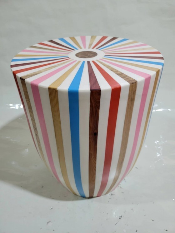 Image 1 of Tavolino in resina colorata fatto a mano in Marocco – Handgemaakt in Marokko Kleurrijke Resin Bijzettafel