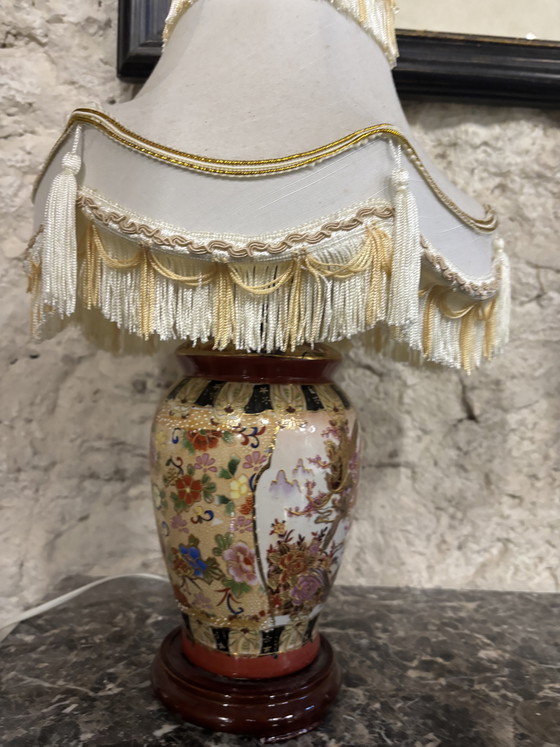 Image 1 of Set di 2 lampade da tavolo in porcellana stile Satsuma con paralumi sfrangiati