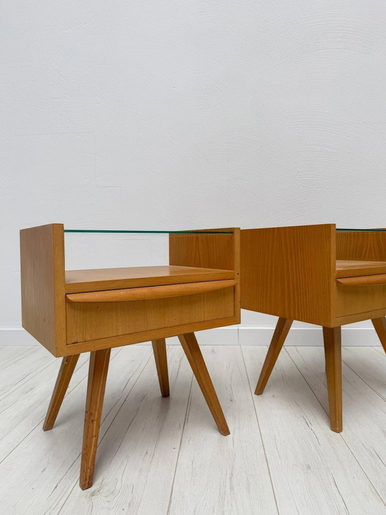 Image 1 of Coppia di comodini vintage di metà secolo in noce con ripiani in vetro, anni '60