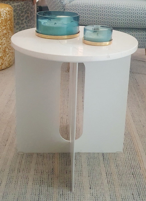 Authentisches Design – Androgyne-Beistelltische mit Marmorplatte von Danielle Siggerud (Menü)