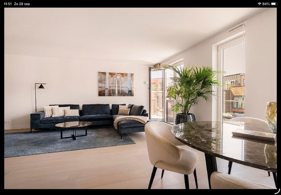 Image 1 of Luxuriöses, maßgefertigtes Ecksofa aus Samt in wunderschönem Blau