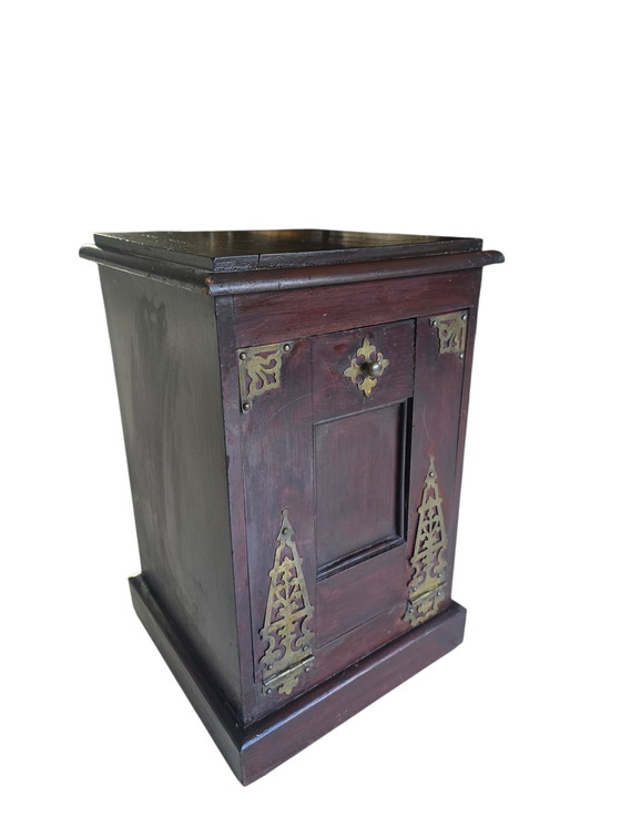 Image 1 of Coffre à charbon ancien en bois avec ferrures en laiton – plein de charme