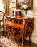 Louis XV-stijl commode met marqueterie en bronsbeslag.