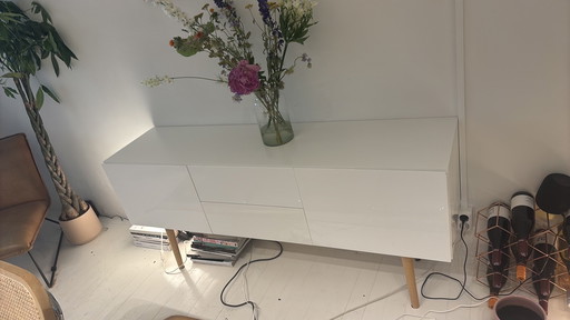 Merk ZUIVER: WIT KASTJE MET HOUTEN POOTJES