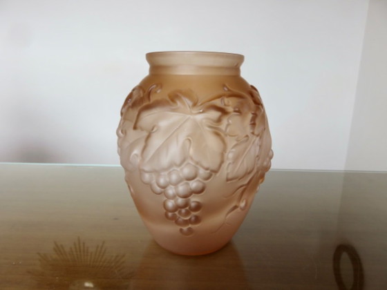 Art-déco-Vase aus rosa Pressglas mit Weinrankendekor, signiert "Souchon Neuvesel", Frankreich, 40er Jahre (photo 7 of 10)