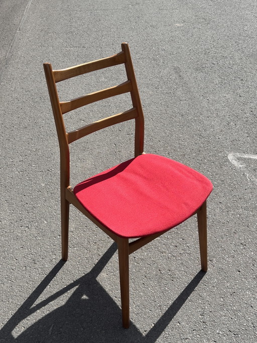 Casala designstoel – massief hout met rode bekleding – in uitstekende staat