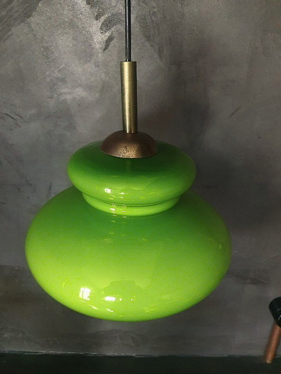 Image 1 of Lampe suspendue de l'ère spatiale / Mid Century d'un vert profond avec un abat-jour en verre opalin.