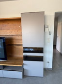 Mobile TV a parete Gwinner in rovere con 2 vetrine e illuminazione integrata.