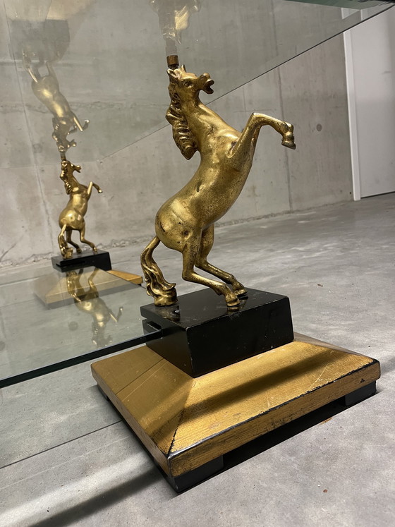 Image 1 of Vintage salontafel met bronzen paarden op stenen pilaren 
