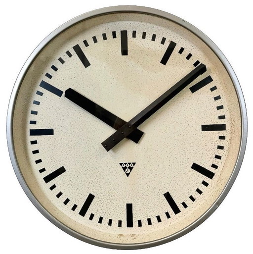 Gran reloj de pared industrial gris de Pragotron, años 60