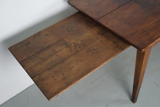 Image 1 of Deze Franse consoletafel werd ontworpen en vervaardigd rond het einde van de 19e eeuw uit marmer en gietijzer. De tafel verkeert