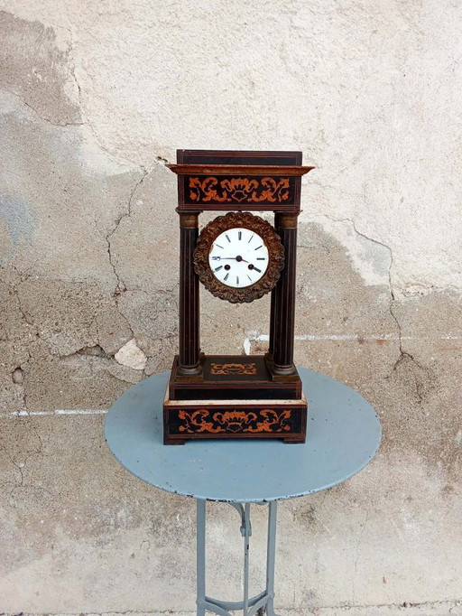 Portikusuhr – Zeit Karls X. – Restaurierungsbedürftig