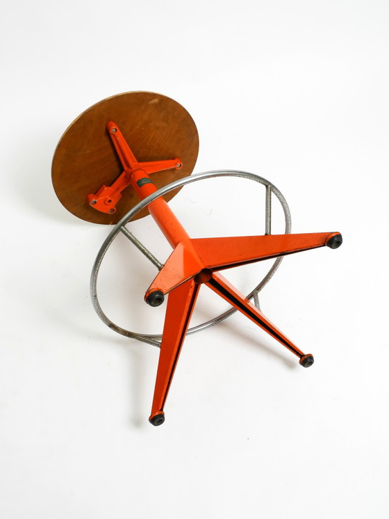 Image 1 of Seltener massiver italienischer Mid Century Industrial Metallhocker von Mautren in seltenem Orange | mit höhenverstellbarer Sitz